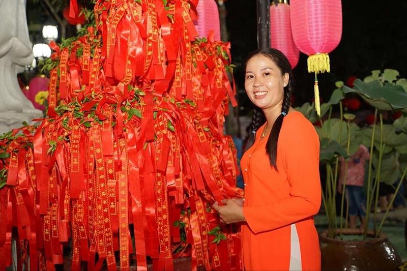 Product Introduction of 100 Dây Ước Nguyện Loại Lớn Dài 84CM, chất liệu vải, dây màu đỏ may mắn chữ vàng, một cuộn 100 dây, tiện lợi trang trí Decor 13