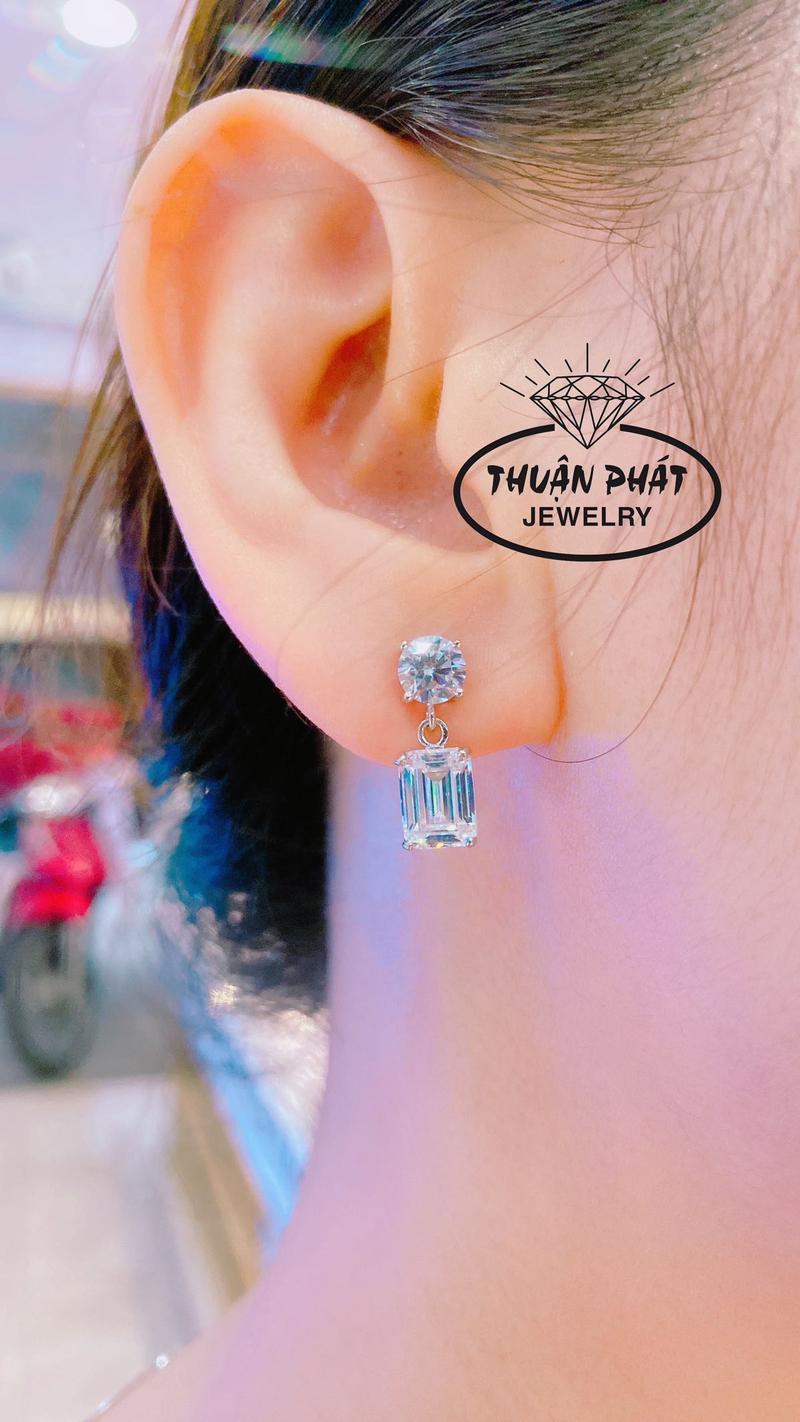 Product Introduction of Phụ Kiện Bông Tai Khuyên Tai Nữ B01029 Chui Đẩy Tòn Ten Viên Emerald Màu Trắng Đeo Tai Sang Trọng Trang Sức Bạc Ý Xi Bạch Kim - Bạc Thuận Phát 8