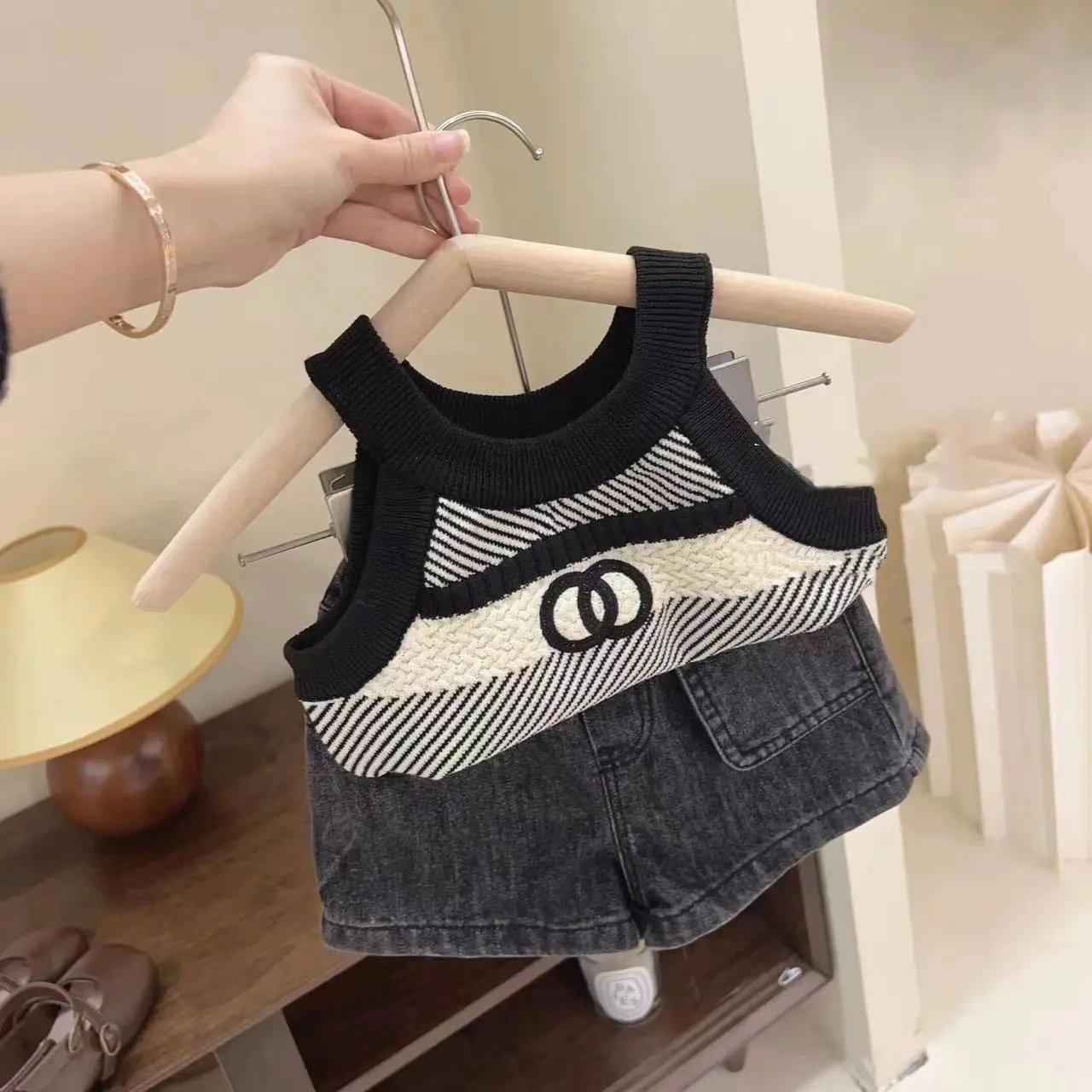 Trang Phục Mùa Hè Cho Bé Gái, Bộ Hai Mảnh Váy Hai Dây Sọc Và Quần Short Denim, Thời Trang Mới, 2025, Bán Chạy, Thích Hợp Cho Bé Gái
