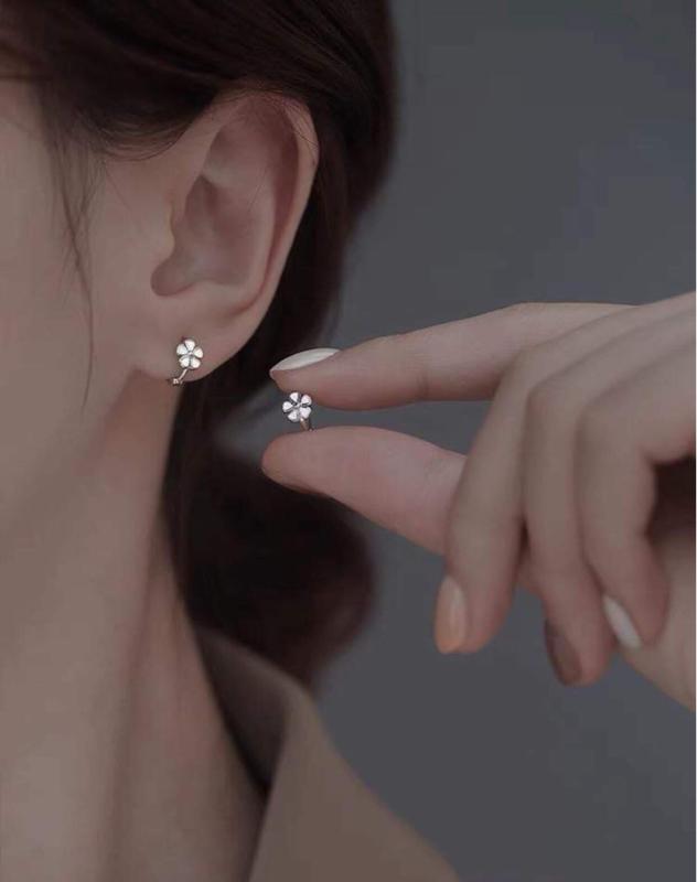 Product Introduction of Khuyên tai hoa sơn trắng bạc Kiều Oanh J 7