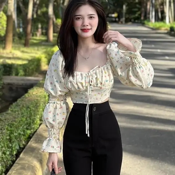 Áo kiểu nữ cổ vuông hoạ tiết hoa nhí tay loe dài bồng bềnh lưng nhún có mút ngực dáng croptop