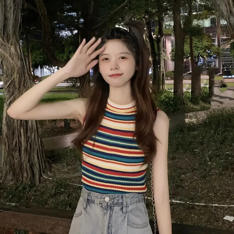 ‌Áo yếm sọc cầu vồng‌ dệt kim, phối ‌áo croptop‌ sau xe đua set ‌đồ thể thao‌ mùa hè 2023
