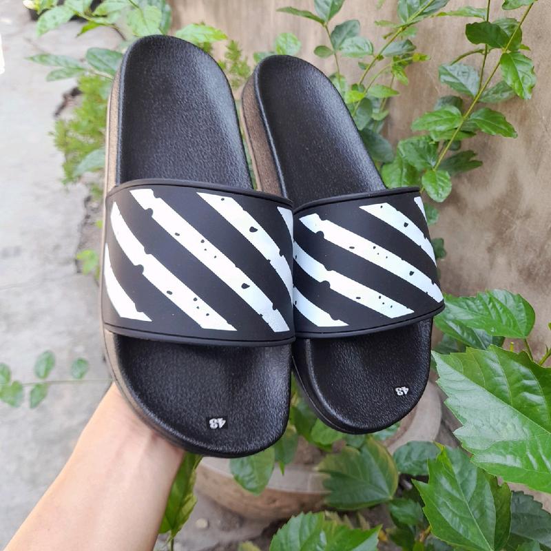 dép quai ngang sọc trắng đen sản phẩm được ưa chuộng nhất hiện nay Mùa hè có size từ 35 đến 43cho các bạn lựa chọn