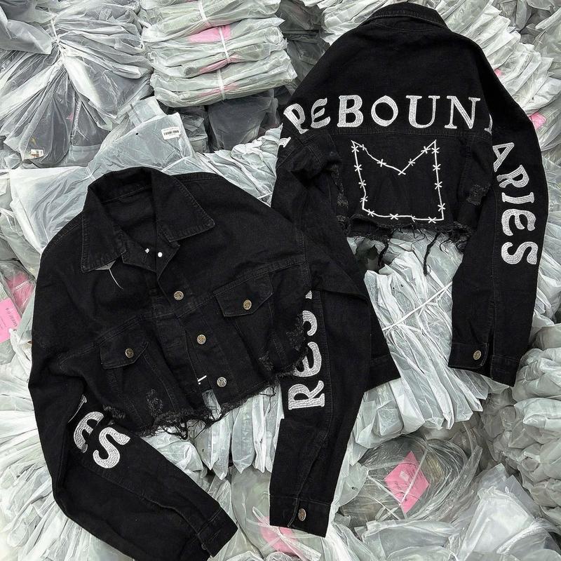 ÁO KHOÁC JEAN THÊU CHỮ TRẮNG SAU,FROM NGẮN