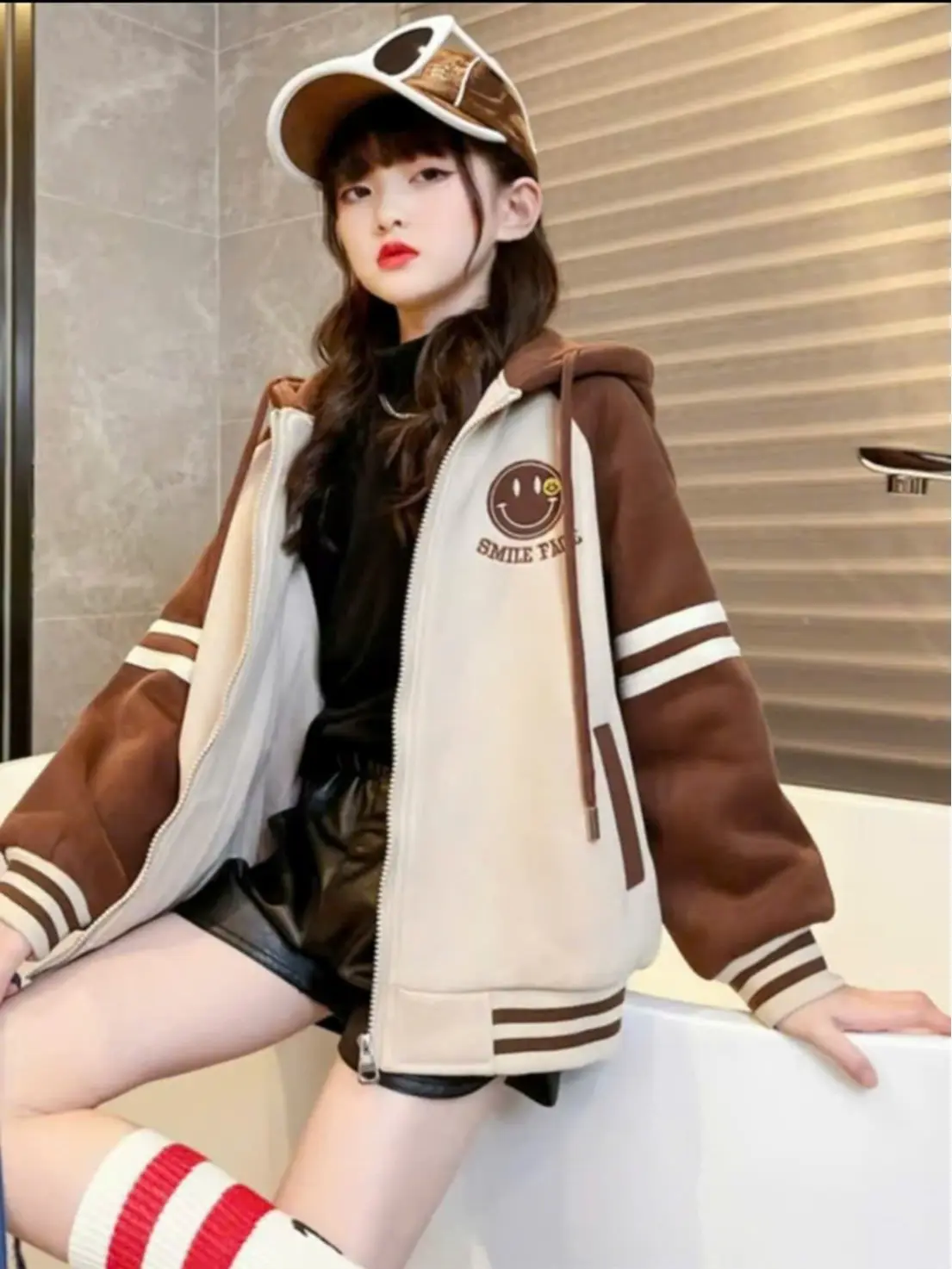 ÁO khoác nỉ bé gái 18-45kg kiểu hình mặt cười. Thiết kế năng động, cá tính.