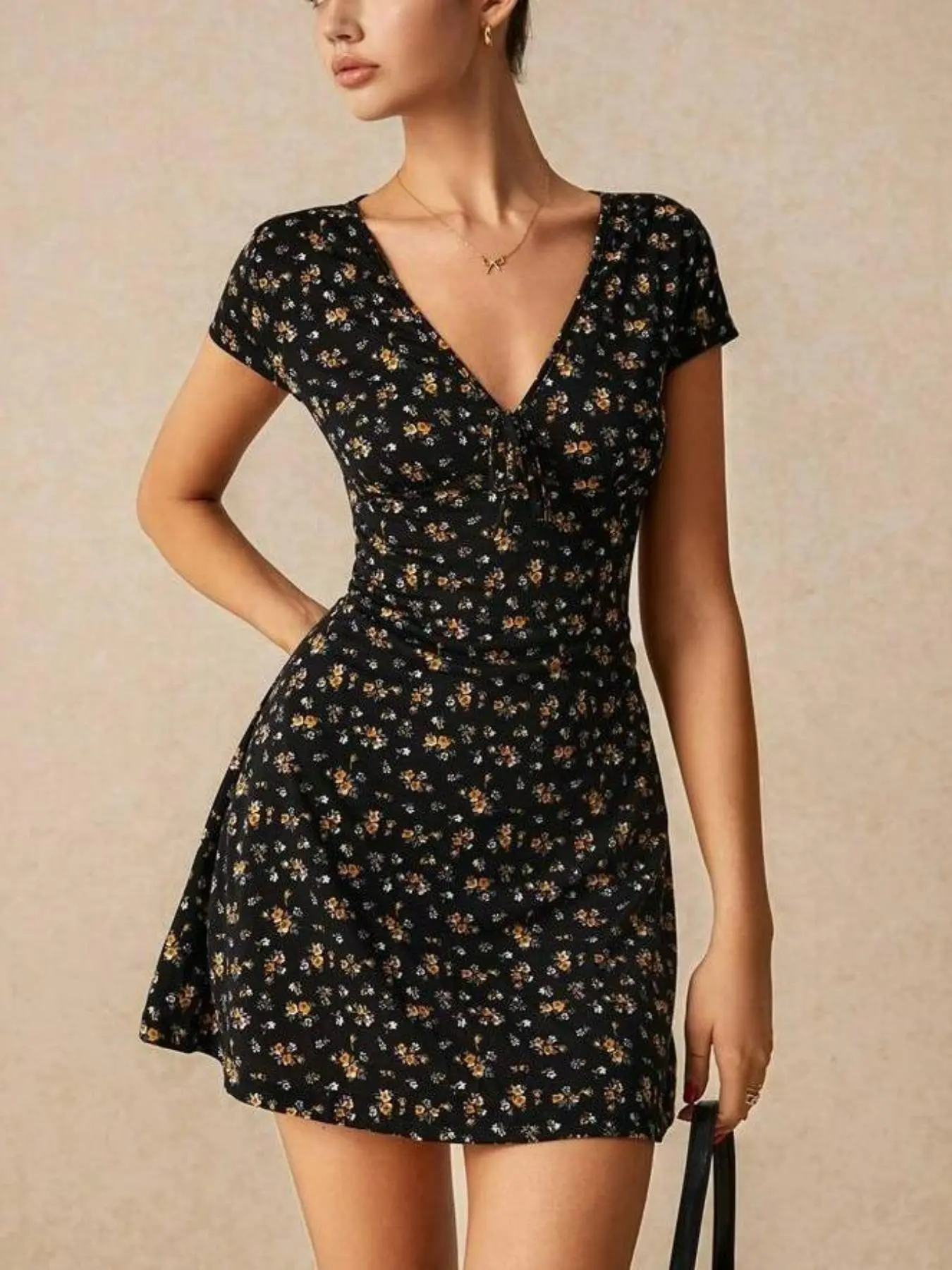 Women's Ditsy Floral Print V Neck Dress, Fashion Casual Short Sleeve Dress for Daily Outdoor Wear, Women Dress for Summer