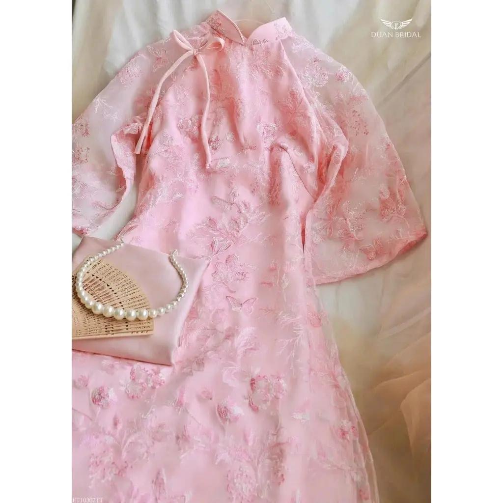 ￼Áo dài cách tân MẪN KỲ from suông 4 tà thêu hoa nổi đính nơ kèm quần lụa