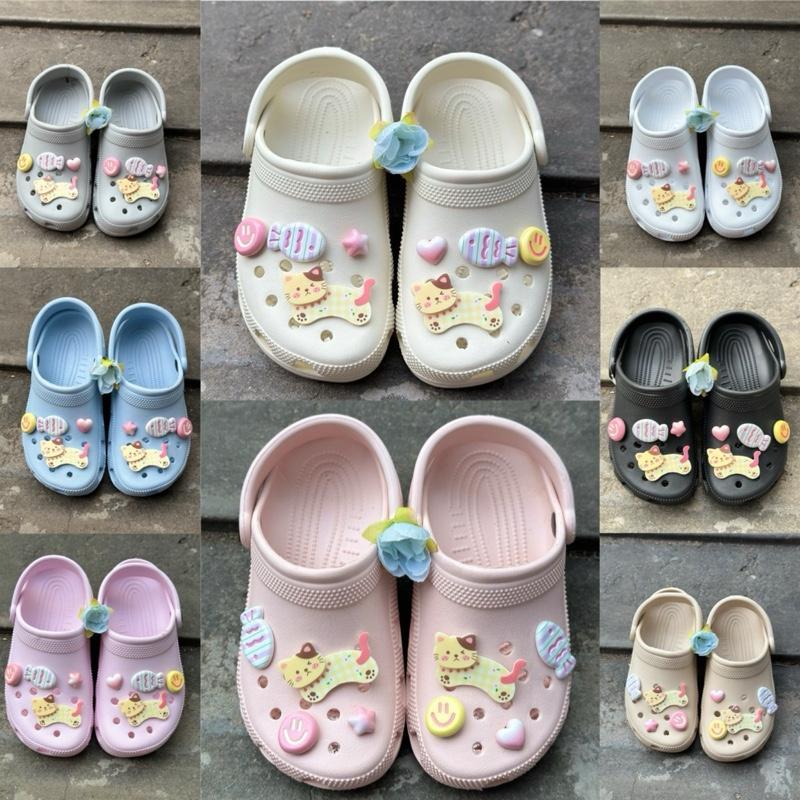  Dép  có chữ  kèm bộ charm CÁ MÈO giày dép sục có quai hậu chất liệu nhựa Eva đúc nguyên khối gắn sticker trang trí dep xinh 