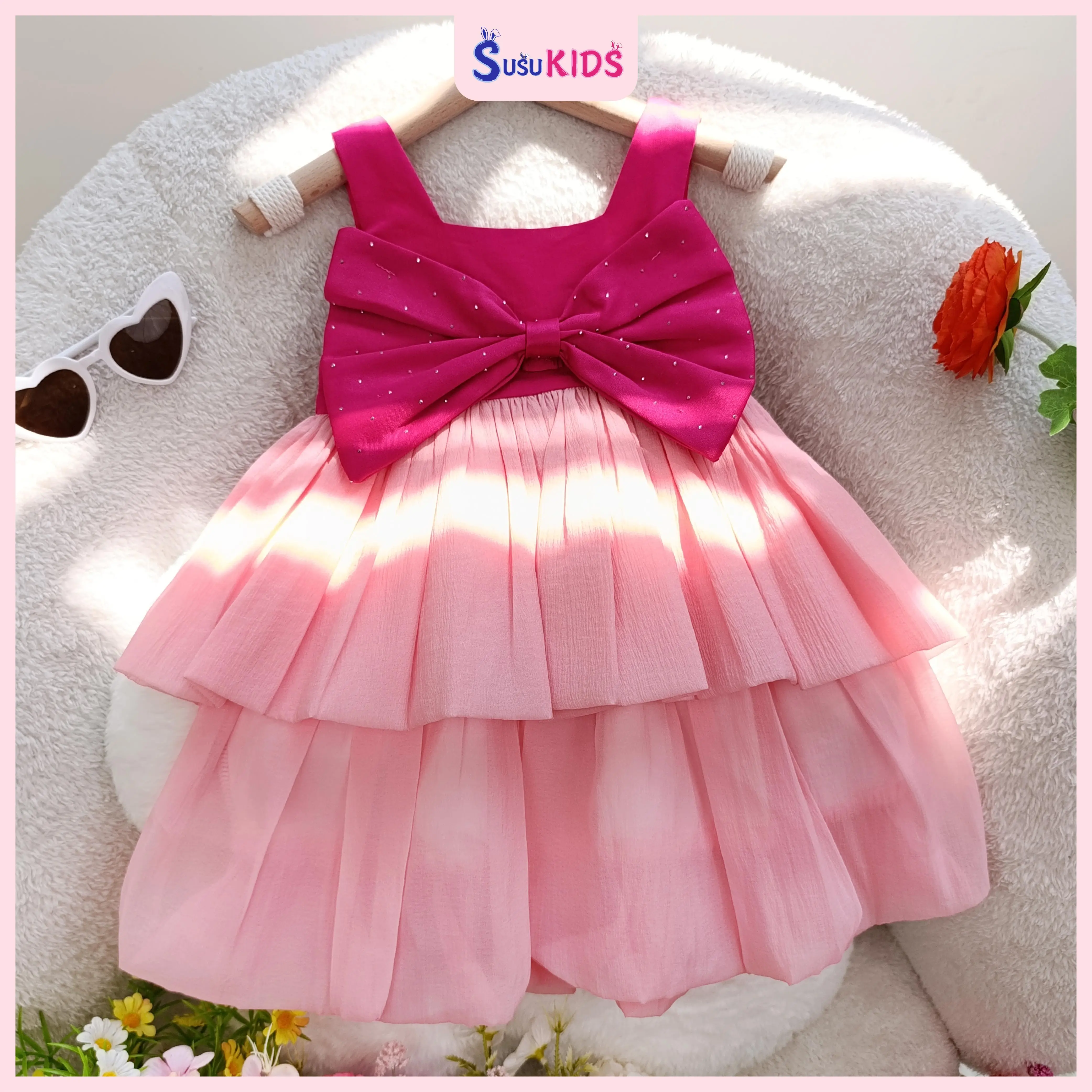 Đầm bí 2 tầng bé gái tiểu thư SuSu Kids, tơ giấy mềm mát kèm nơ đính đá to xinh xắn bồng bềnh SU445 Cho Bé