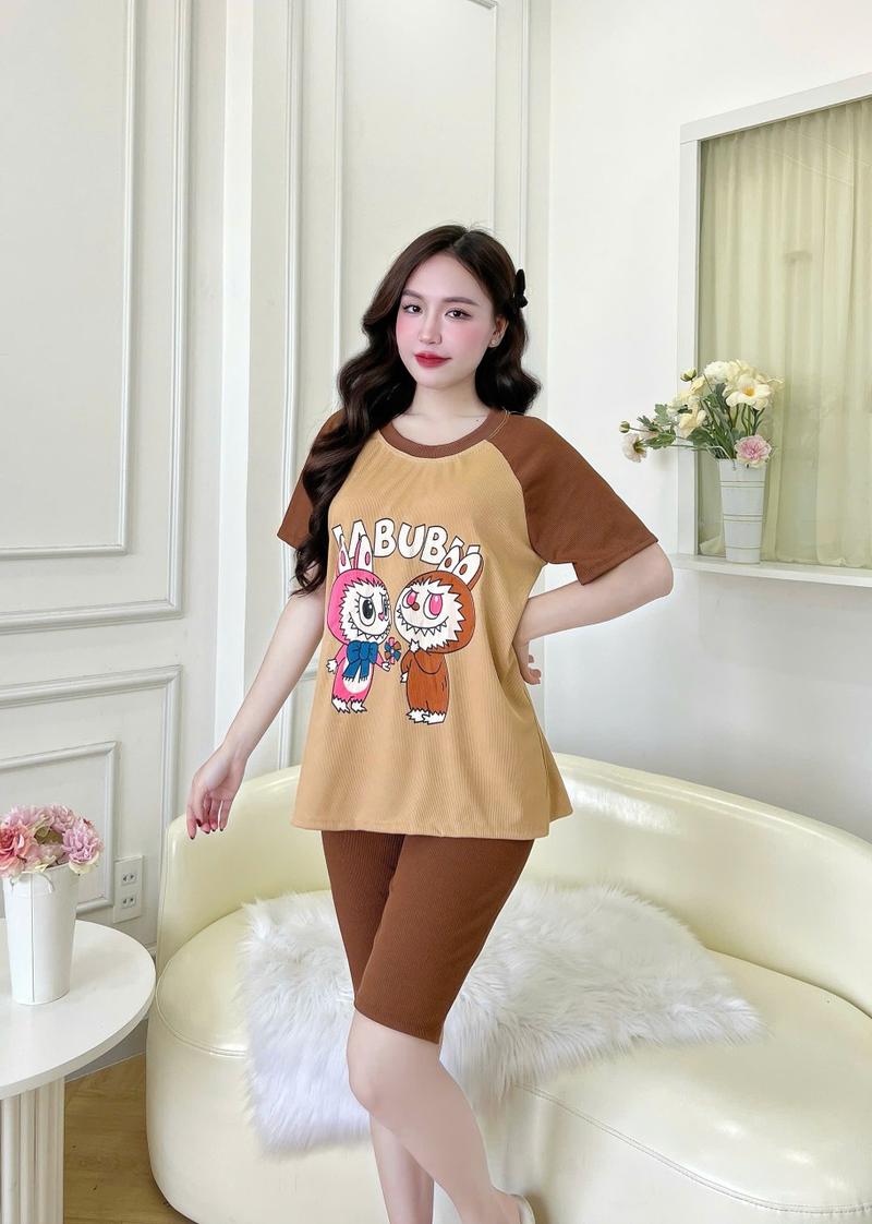 Product Introduction of Bộ đồ lửng tăm hàn phối lubabu dễ thương,chất thun tăm hàn mềm mại,thoáng mát,co giãn bốn chiều tăng độ thỏa mái khi mặc,quần có túi sâu rất tiện lợi. Thời Trang Tuyết Nhi. Nữ Women Áo Quần Ngủ Top Voi 34