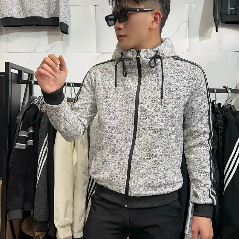 Áo Khoác A/D Xám Trắng  3 sọc tay Khoá Logo Thêu Logo Ngực Cao Cấp Dày Dặn- Menswear Nam Jacket Cổ Cao- Ao khoac leather bomber 0