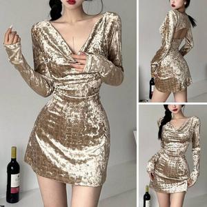 เดรสแขนยาว คอถ่วง สีทอง เปิดหลัง BR005