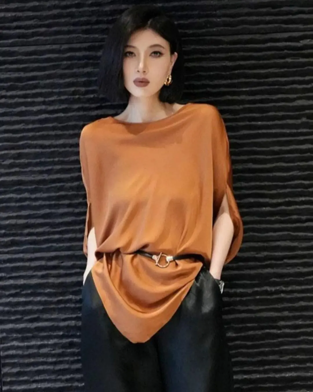 Áo lụa ngắn tay Caterine kèm thắt lưng tròn Eclipse Clothing