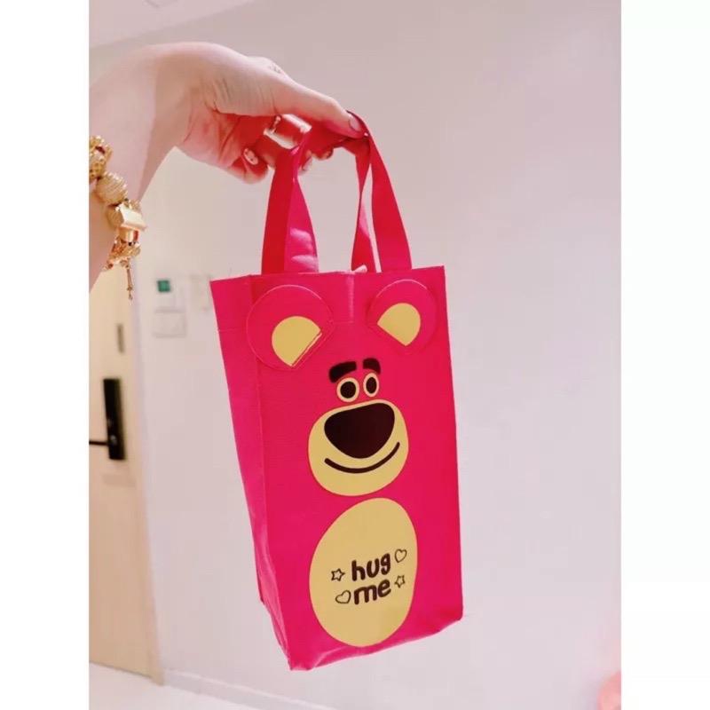 ￼Túi đựng bình giữ nhiệt hình gấu dâu Losto dễ thương - Túi vải đựng bình nước, để ly hoạ tiết gấu hồng lotso