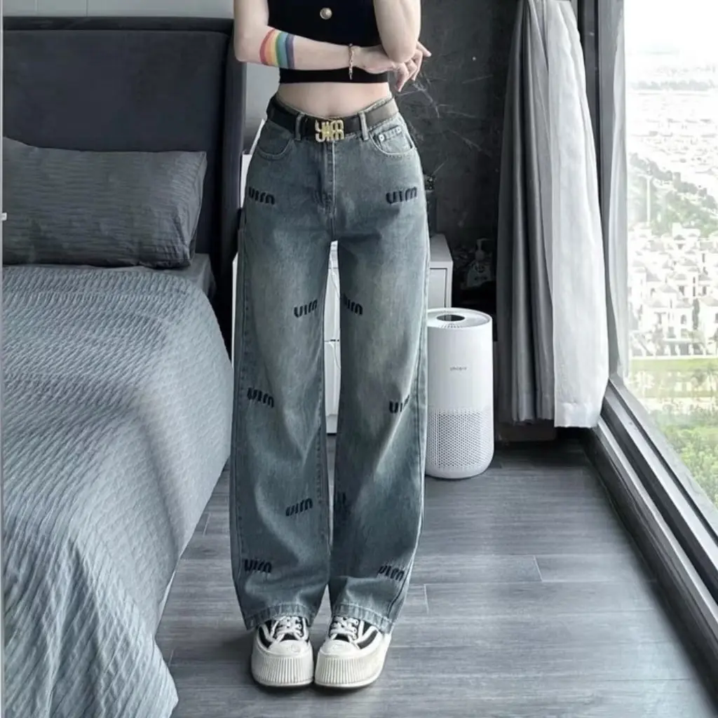 Jean ống xuông chữ thêu miu