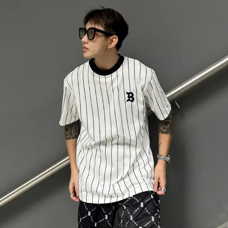 Mùhè phong cách mới ÁPhông BadGood Baseman Kẻ Sọc T5heeu LOGO Trước Ngực CHất Liệu Cotton Lượng 250 gsm Siêu Thoáng Mát Hot Hit Menswear Cổ Tròn Áo Nhung