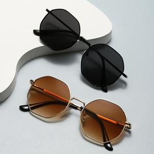 แว่นกันแดดคุณภาพสูง มาใหม่ สีสันสดใส แฟชั่น สำหรับผู้ชายและผู้หญิง สไตล์เดียวกัน ใบหน้าใหญ่ กระชับสัดส่วน อินเทรนด์ กันแดด แว่นกันแดดโลหะ