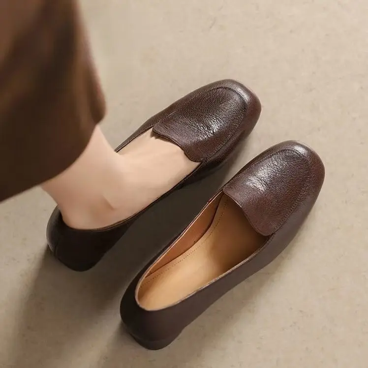 New Genuine Leather Mothers' Shoes Soft Leather Soft Bottom Gommino Western Style All-Matching Middle-Aged and Elderly Low Heel Women's Leather Shoes