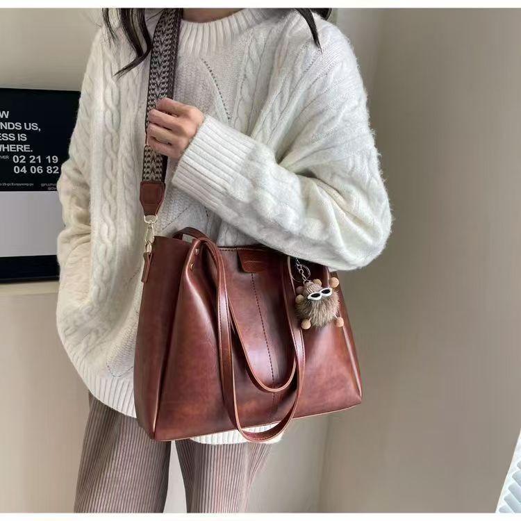 Product Introduction of Túi Tote Sức Chứa Lớn, Thời Trang Thu Đông Nữ, Phong Cách Cổ Điển Túi Đeo Vai, Dây Rộng, Túi Đeo Chéo, Thích Hợp Cho Sinh Viên Đại Học Và Người Đi Làm, Lý Tưởng Cho Các Dịp Đi Lại, Năm 2025 8