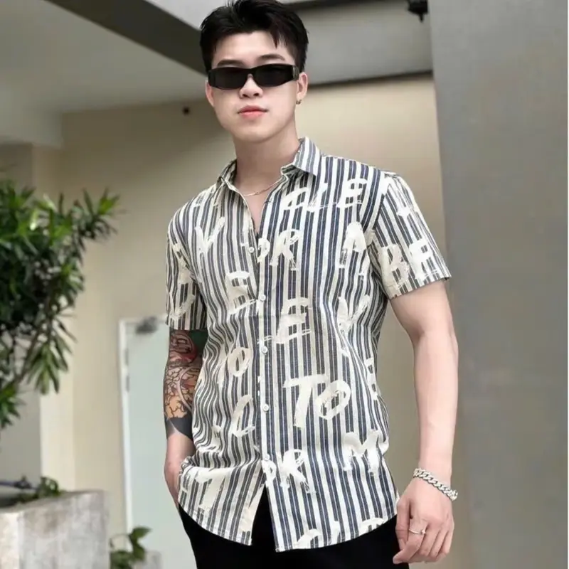 Áo sơ mi nam hoạ tiết sọc phối chữ.chất liệu mango con giãn nhẹ.thấm hút mồ hôi tốt.không phai màu Menswear 001 1