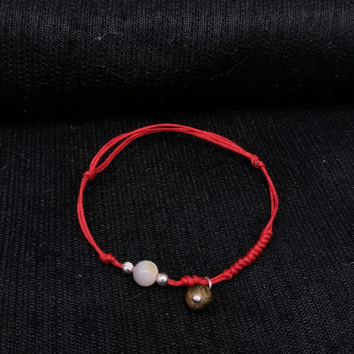 Habi Vòng Tay Năng Lượng Đá Phong Thủy Tự Nhiên Mix Bi Bạc Treo Trầm Hương Chỉ Đỏ May Mắn