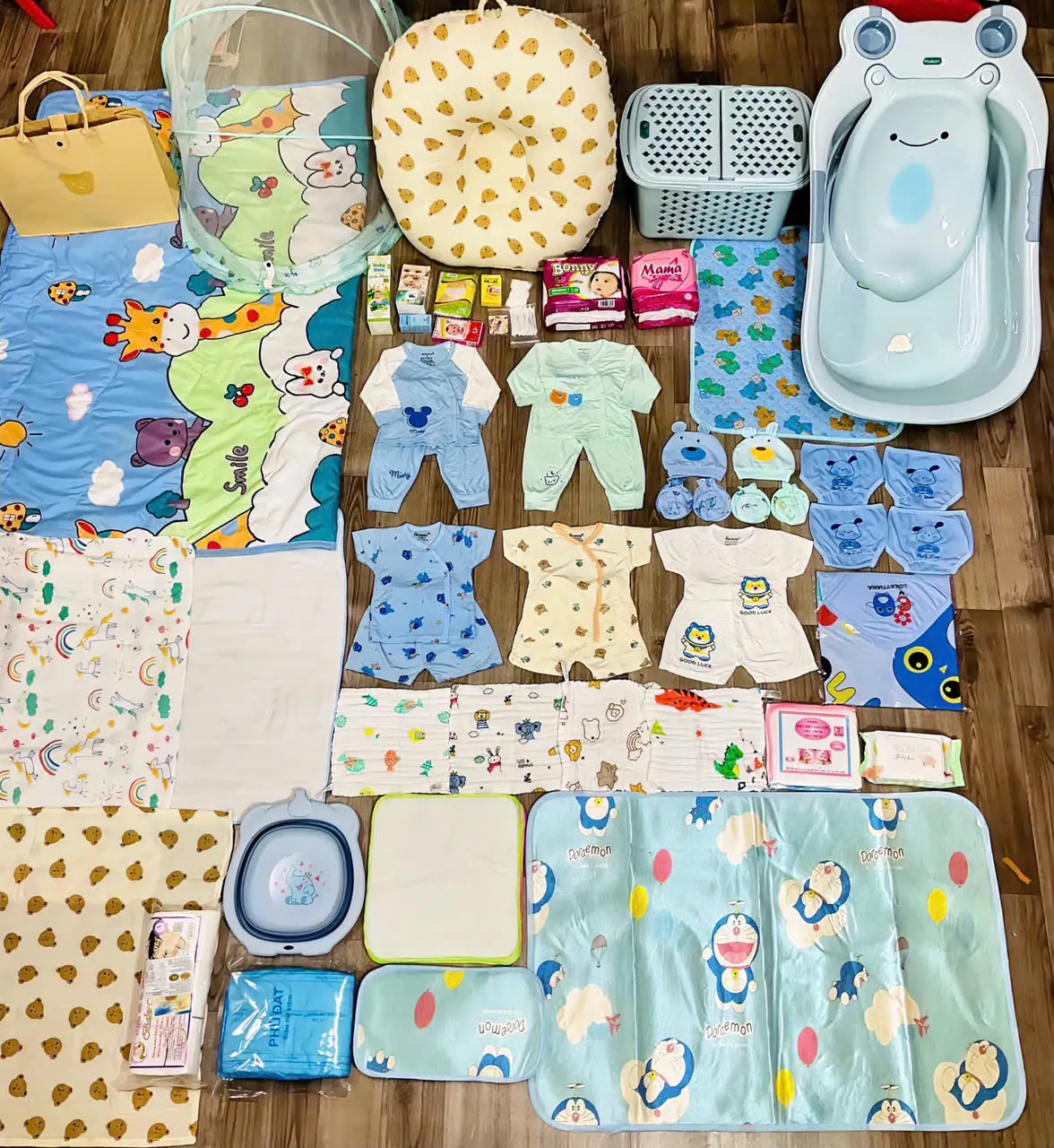 COMBO ĐI SINH TK1 CHO BÉ ( GỒM QUẦN ÁO VÀ VẬT DỤNG CẦN THIẾT) TẶNG NỆM CHỐNG TRÀO NGƯỢC , TÚI GẤU VÀ NHIỀU QUÀ 0₫ CHO BÉ