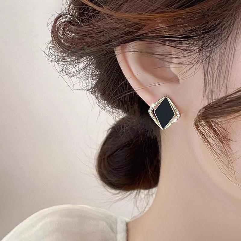 Product Introduction of Hoa Tai Lạnh Lùng Tinh Tế Thiết Kế Độc Đáo Hoa Tai, Hàng Mới Về, Màu Đen, Khuyên Bông Khuyên Tai Đinh Tán Hình Thoi Cao Cấp Thanh Lịch, Năm 2024 6