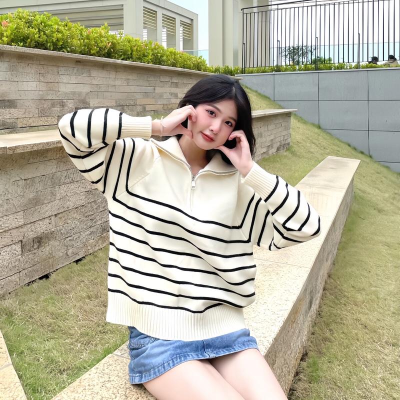 Áo len chui cổ khoá kẻ sọc ngang, phong cách Hàn năng động, dễ phối đồ.