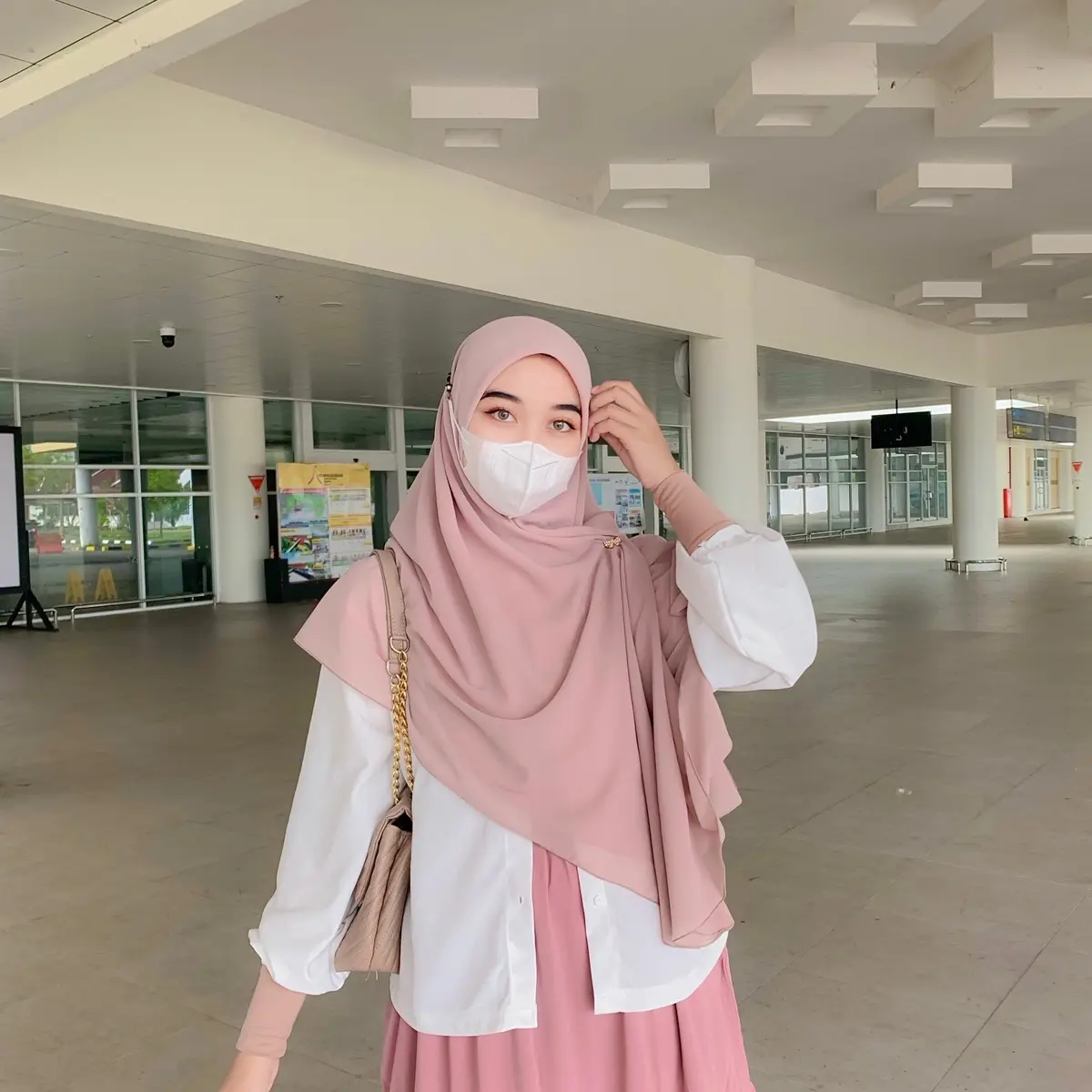 Hijab segi empat instan