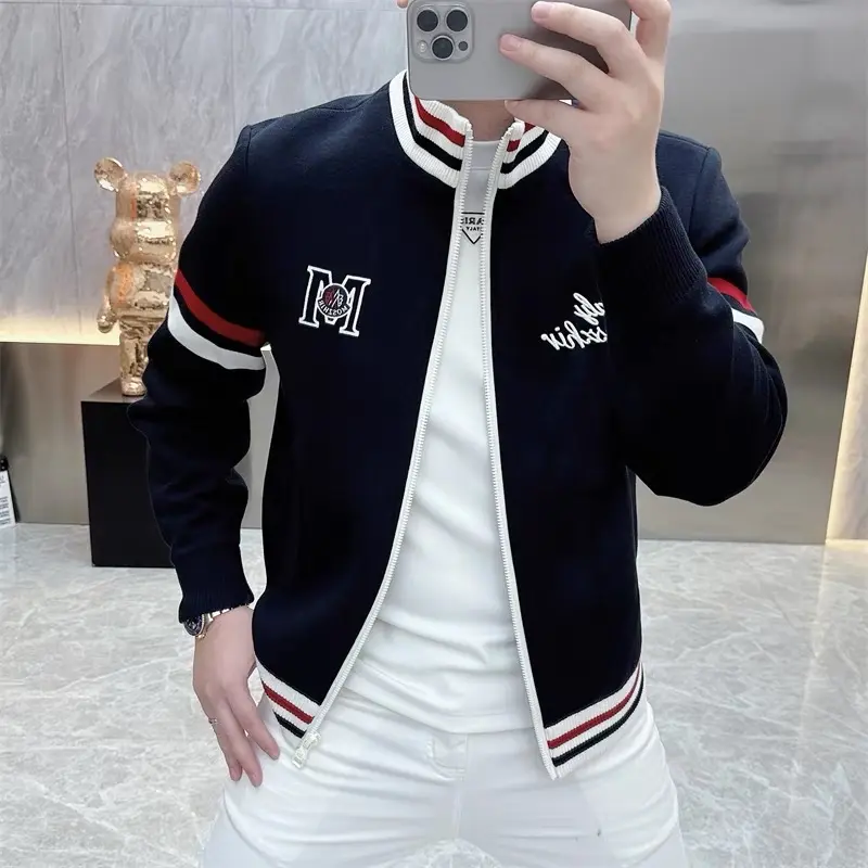 Áo khoác Bomber Nam , được làm từ chất vải dạ nỉ cao cấp , bề mặt vải mịn chống bông xù khi giặt . Đủ size từ 45 - 82kg Menswear Jacket