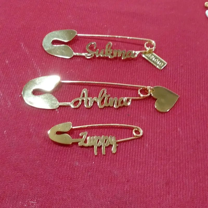 (Beli 1 Bonus 1 Cincin Titanium) Bros nama model peniti // bisa request nama anda Emas Kuning - Silver Aksesoris Elegan 1