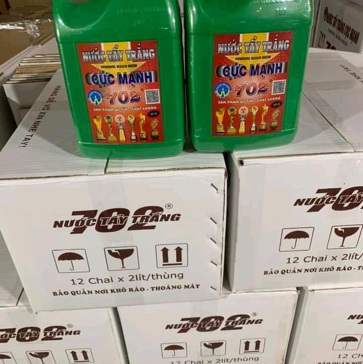  Nước tẩy trắng 702 cực mạnh- can 2lit   chuyên tẩy rửa lốc máy đầu bò xe và các bám bẳn rỉ sét kim loại ......vv.  cặncanxi 