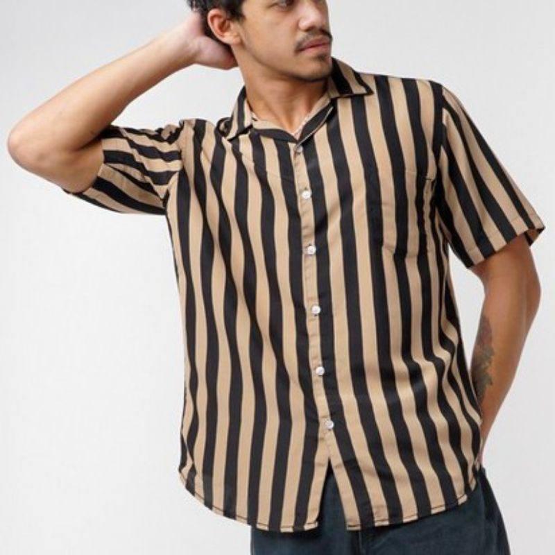 Kemeja Pria Salur Lengan Pendek Kemeja Strip Cowok Motif Setrip Kemeja Cowok Terbaru Santai Setrip V-Neck Slim-fitting Setrip Hem Kerah Panjang Hitam 0