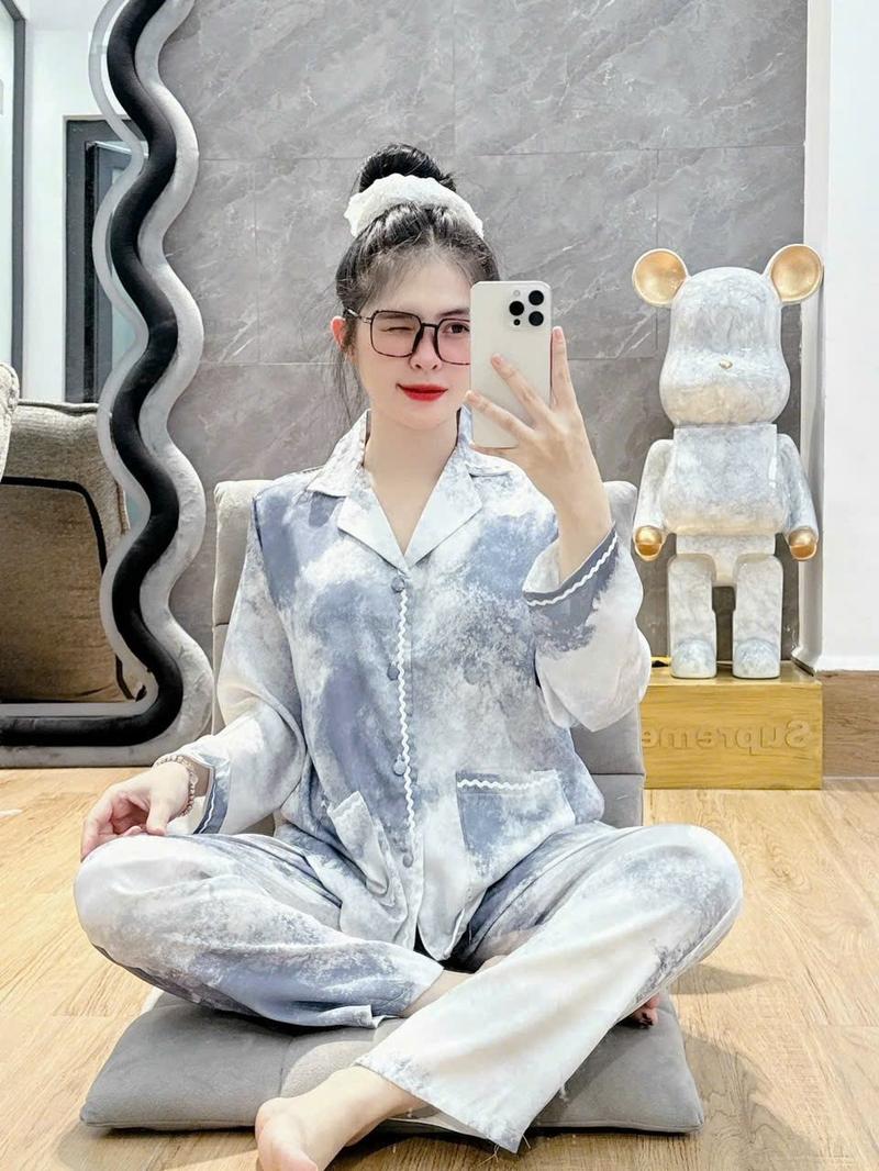 Product Introduction of Bộ lụa latin tơ tằm 40/60kg cúc bọc túi viền tay dài màu loang xinh mặc nhà cao cấp  Women Quần Ngủ Nữ Áo Voi Kem Nhung 5