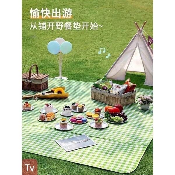 Thảm dã ngoại picnic 2m x 2m, chất liệu nhựa bạt, vải polyester, màu sắc lá cây, sọc caro đỏ, lá bay, hoa loa kèn, hoa nhiều màu