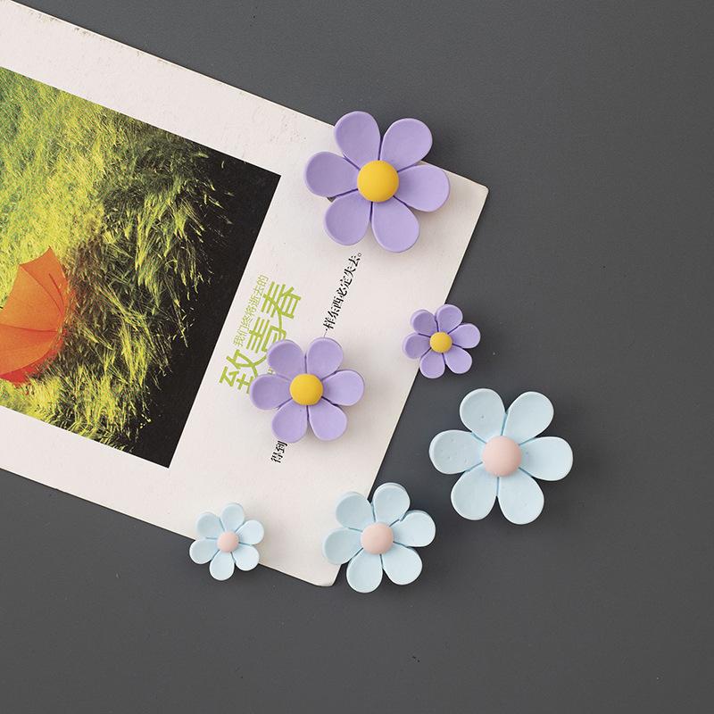 Product Introduction of 3PCS Colorful Five-petal Flower Refrigerator Stickers Cute Little Daisy Flowers Elegant Small Flowers Japanese Fresh Three-dimensional Resin Magnetic Stickers 18
