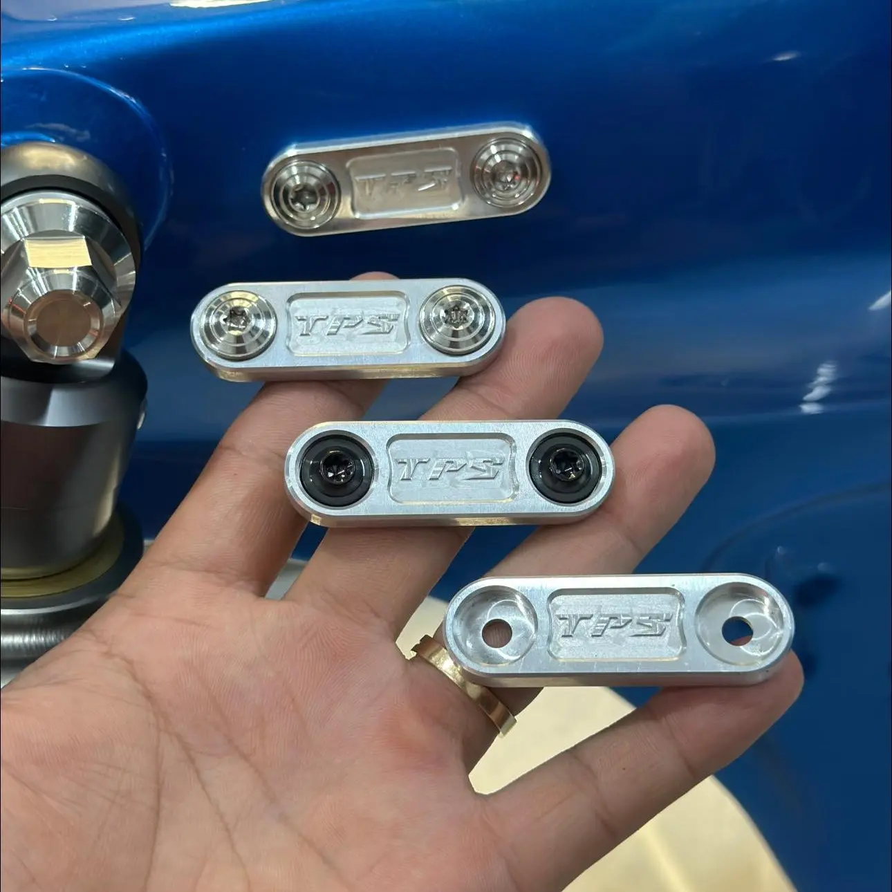 Nắp CNC che ổ khóa nón xe Cub hiệu TPS
