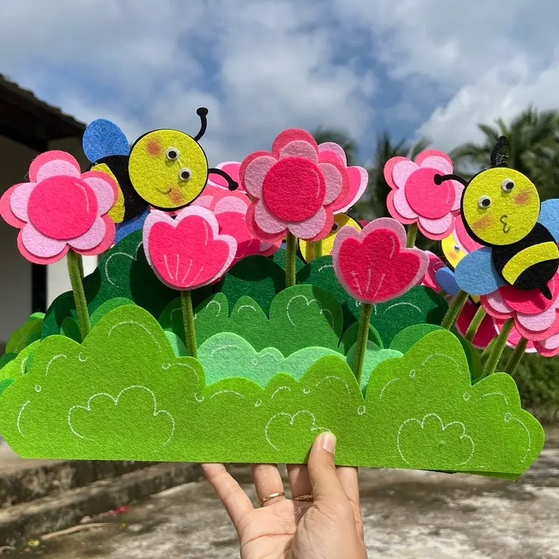 Hoa trang trí chân tường có lúc lắc theo gió. Kích thước 30x35cm , đung trong trang trí chân tường lớp học mầm non, chơi hoạt động góc, sân khấu kể chuyện, âm nhạc 2
