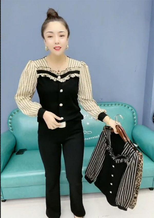 Product Introduction of Áo Thun Thời Trang, Dễ Phối Đồ, Cổ Vuông, Thiết Kế Chữ Cái, Tay Áo Dài, Thích Hợp Cho Mùa Xuân Và Mùa Thu, Áo Mặc Bên Trong, Hàng Mới Về Năm 2024 Nữ Top Cổ Tròn Sơ Mi 4