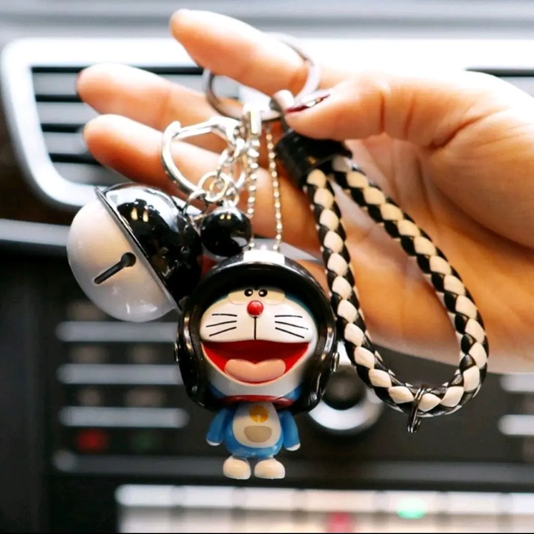 Móc khóa doraemon đội mũ bảo hiểm cười tươi, cười mỉm siêu cute