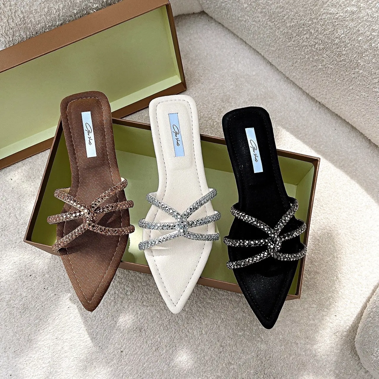 Gạo.Shoes - (size 35-42)Dép Lê Nữ Mũi Nhọn, Dây Đá Hình THOI XOẮN NGANG, Đá Sáng, Chất Dày Dặn, Êm Chân, Đế Chống Trơn Trượt. DéP GiàY