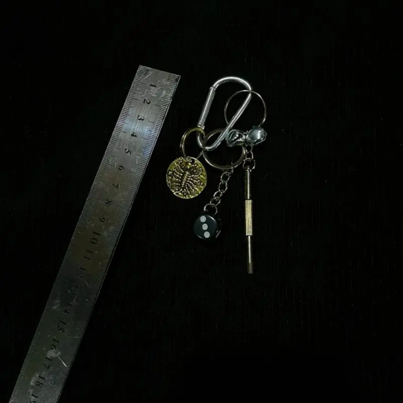 | Gantungan Kunci Skena Dadu Estetik Besi Ringan Murah Keychain Aksesoris Tas Bros 7