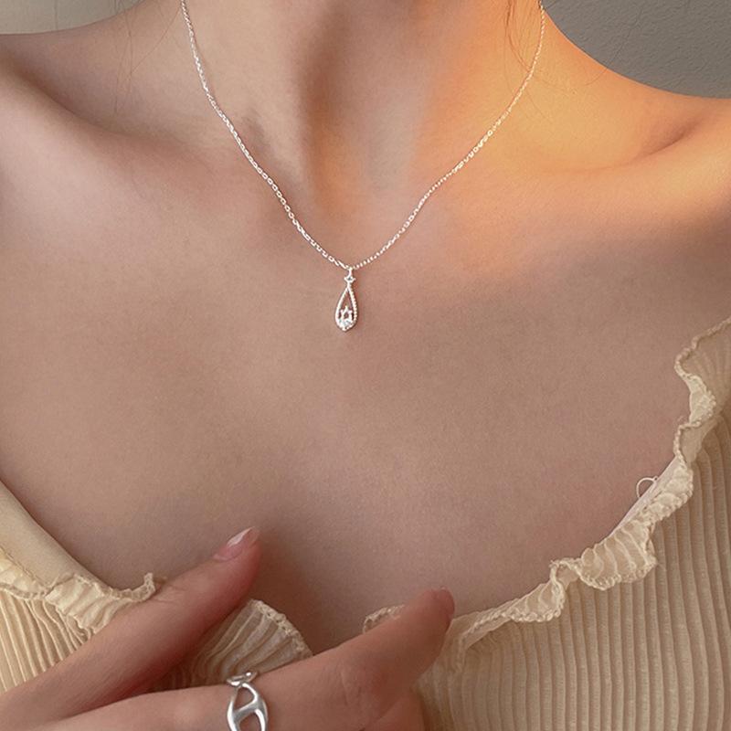 Product Introduction of Vòng Cổ Mặt Dây Chuyền Giọt Nước Zircon, Phong Cách Cổ Điển Sáng Bóng, Dành Cho Nữ, Thiết Kế Tối Giản, Dây Chuyền Xương Đòn Hình Giọt Nước, Kiểu Choker, Thích Hợp Cho Tiệc Cưới, Đồ Trang Sức 3