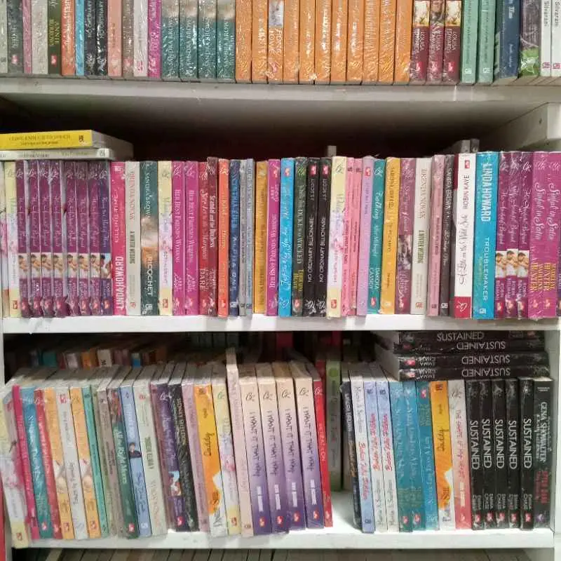 PAKET 2 BUKU TERBITAN GRAMEDIA RANDOM