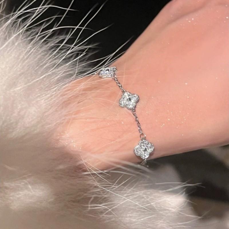 Product Introduction of Vòng Tay Zircon Dát Siêu Nhỏ Cỏ Ba Lá, Thiết Kế Sang Trọng Giá Cả Phải Chăng, Vòng Tay Năm Hoa Fritillary, Tinh Tế Và Cao Cấp, Dễ Phối Đồ, Thích Hợp Cho Nữ, Không Màu 12