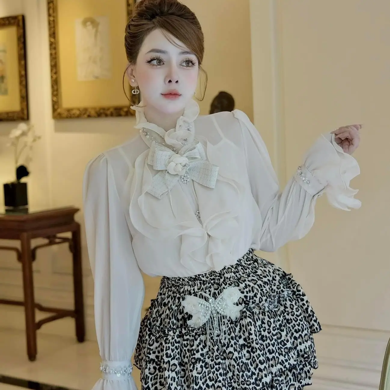 Áo sơ mi cổ tàu viền đá bèo trước siêu sang QCCC