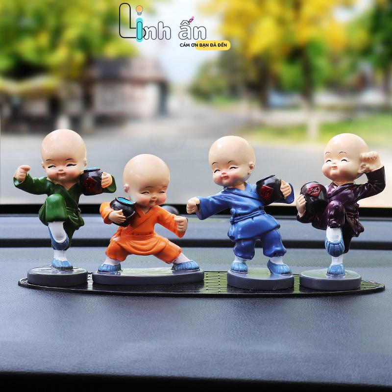 Tượng Trang Trí Ô Tô - Phụ Kiện Trang Trí Ô Tô Sang Trọng - Set Trang Trí Taplo Ô Tô Xe Hơi - Bô Chú Tiểu Mini Luyện Võ Cầm Đao Nâng Bình TẶNG ĐẾ KEO - LINH ẤN 8