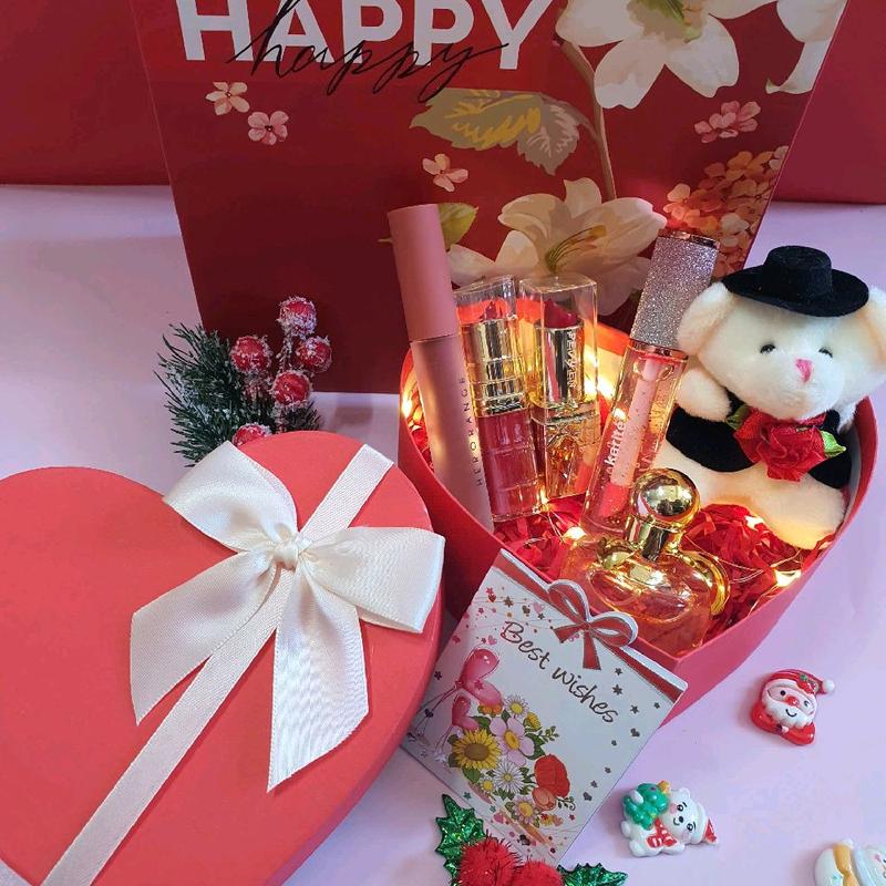 Bộ quà tặng người yêu lãng mạn xinh xắn combo gồm có nước hoa, 4 cây son, gấu bông đèn nháy, thiệp, hộp quà và túi quà tặng xinh xắn