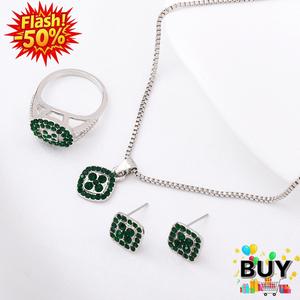 ชุดเครื่องประดับ 4 ชิ้น สำหรับผู้หญิง สร้อยคอจี้สี่เหลี่ยมเพทาย แหวน ต่างหู ของขวัญเครื่องประดับ มีสีทอง สีเงิน สีโรสโกลด์ สีเขียว สีฟ้า และสีแดง แฟชั่น สร้อย ผู้หญิง