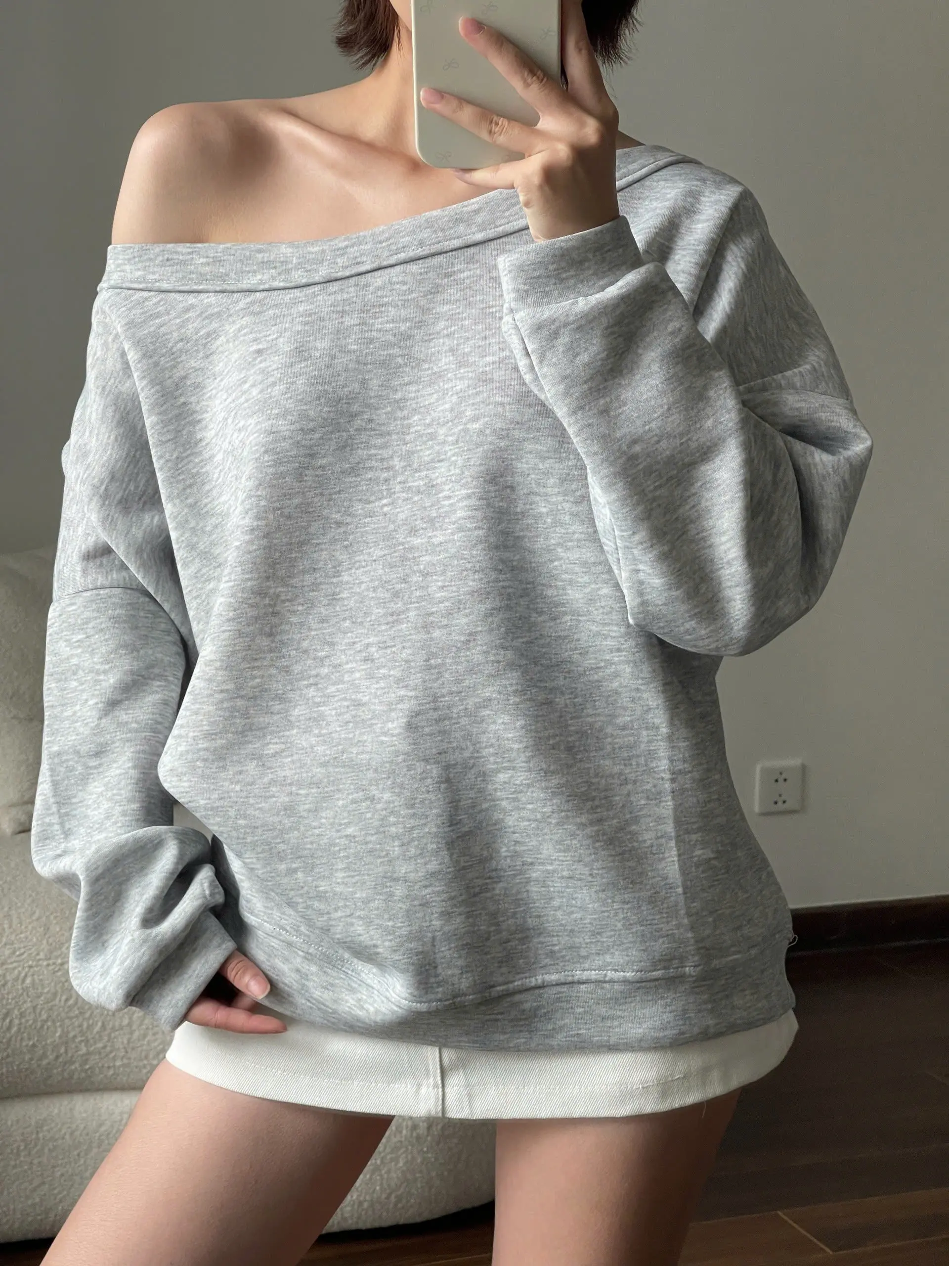 [MỞ BÁN] KeithHouse AHD16 - Áo sweater nữ trễ vai form dài rộng lệch vai vải nỉ 2 da ép mịn mùa thu đông mặc 2 kiểu